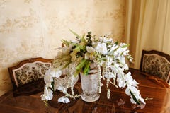 Bridal букет в шикарной кристаллической вазе на высекаенном отлакированном конце-вверх деревянного стола стоковые фото Bridal букет в шикарной кристаллической вазе на высекаенном отлакированном конце-вверх деревянного стола стоковые фото