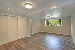 Bright beige large empty room with hardwood floor stock photography Bright beige large empty room with hardwood floor stock photography