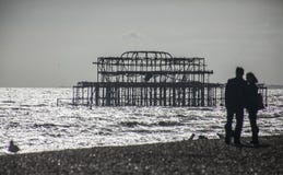 Brighton, Angleterre - le pilier occidental le soir photographie stock Brighton, Angleterre - le pilier occidental le soir photographie stock
