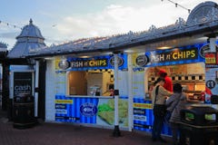 BRIGHTON, EAST SUSSEX, ENGLAND, GROSSBRITANNIEN - 13. NOVEMBER 2018: Kunden, die Straßennahrung von traditionelle Fisch und zum M stockfotografie BRIGHTON, EAST SUSSEX, ENGLAND, GROSSBRITANNIEN - 13. NOVEMBER 2018: Kunden, die Straßennahrung von traditionelle Fisch und zum M stockfotografie