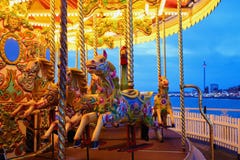 BRIGHTON, EAST SUSSEX, ROYAUME-UNI - 13 NOVEMBRE 2018 : Carrousel historique chez Brighton Palace Pier images libres de droits BRIGHTON, EAST SUSSEX, ROYAUME-UNI - 13 NOVEMBRE 2018 : Carrousel historique chez Brighton Palace Pier images libres de droits