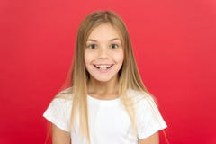 Briljant leendebegrepp Gullig le framsida för flicka över röd bakgrund Lycklig le framsida för emotionell unge Ärlig sinnesrörels arkivbild Briljant leendebegrepp Gullig le framsida för flicka över röd bakgrund Lycklig le framsida för emotionell unge Ärlig sinnesrörels arkivbild