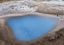 Briljante blauwe pool in Geysir, IJsland royalty-vrije stock afbeelding Briljante blauwe pool in Geysir, IJsland royalty-vrije stock afbeelding