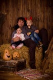 Bringen Sie mit Babysohn und -tochter auf Halloween-Partei hervor stockfoto Bringen Sie mit Babysohn und -tochter auf Halloween-Partei hervor stockfoto