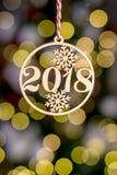 Brinquedo de madeira do Natal com o ornamento 2018 dourado da árvore de Natal da beira do fundo do símbolo e decoração do feriado Fotos de Stock Brinquedo de madeira do Natal com o ornamento 2018 dourado da árvore de Natal da beira do fundo do símbolo e decoração do feriado Fotos de Stock