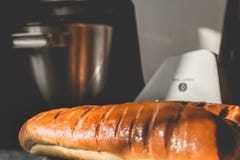 Brioche auf einer Platte stockfoto Brioche auf einer Platte stockfoto