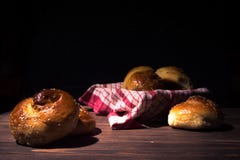 Brioche tradizionali sulla tavola di legno fotografia stock Brioche tradizionali sulla tavola di legno fotografia stock
