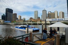Brisbane stad och flod på den södra banken Brisbane Queensland, Australien royaltyfria foton Brisbane stad och flod på den södra banken Brisbane Queensland, Australien royaltyfria foton