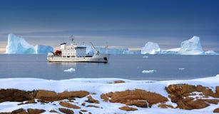- Brise-glace de touristes - îles arctiques de Svalbard