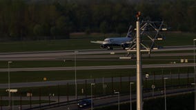 British Airways hebluje taxiing w Monachium lotnisku, MUC British Airways hebluje taxiing w Monachium lotnisku, MUC