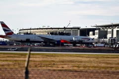 British Airways samolot Parkujący przy Lotniskową bramą zdjęcia stock British Airways samolot Parkujący przy Lotniskową bramą zdjęcia stock
