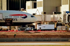 British Airways samolot Parkujący przy Lotniskową bramą fotografia stock British Airways samolot Parkujący przy Lotniskową bramą fotografia stock