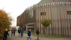 BRNO, REPÚBLICA CHECA, EL 15 DE OCTUBRE DE 2016: Los estudiantes Mendel University en Brno van a BRNO, REPÚBLICA CHECA, EL 15 DE OCTUBRE DE 2016: Los estudiantes Mendel University en Brno van a
