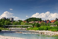 bro över den steniga floden Arkivbild bro över den steniga floden Arkivbild