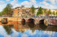 Broar över kanaler i Amsterdam, Nederländerna royaltyfria foton Broar över kanaler i Amsterdam, Nederländerna royaltyfria foton