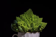 Broccoli di Romanesco su fondo nero fotografia stock Broccoli di Romanesco su fondo nero fotografia stock