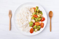 Broccoli fritti con i pomodori, il pollo ed il riso cucinato Immagine Stock Libera da Diritti Broccoli fritti con i pomodori, il pollo ed il riso cucinato Immagine Stock Libera da Diritti