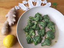 Broccoli in groene netelstempura stock foto Broccoli in groene netelstempura stock foto