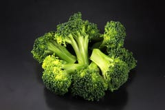 Brocoli frais avec un fond noir photo libre de droits Brocoli frais avec un fond noir photo libre de droits
