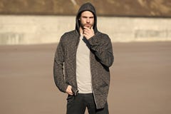 Brodata mężczyzna odzieży przypadkowa bluza sportowa plenerowa Faceta dotyka broda na słonecznym dniu Moda macho w eleganckim spo zdjęcie royalty free Brodata mężczyzna odzieży przypadkowa bluza sportowa plenerowa Faceta dotyka broda na słonecznym dniu Moda macho w eleganckim spo zdjęcie royalty free
