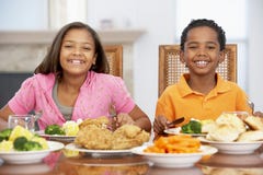 broder som har den home lunchsystern royaltyfri foto broder som har den home lunchsystern royaltyfri foto