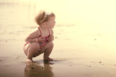 Broer en zusterliefde bij het strand royalty-vrije stock fotografie Broer en zusterliefde bij het strand royalty-vrije stock fotografie
