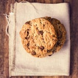 Brogujący czekoladowego układu scalonego ciastka na bieliźnianej kanwie. Kraju styl. T zdjęcia royalty free Brogujący czekoladowego układu scalonego ciastka na bieliźnianej kanwie. Kraju styl. T zdjęcia royalty free