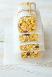 Brogujący Domowej roboty Granola Muesli zboża bary z owies dokrętek rodzynek miodu Wysuszonymi jabłkami Wykładający z Pergaminowy obraz stock Brogujący Domowej roboty Granola Muesli zboża bary z owies dokrętek rodzynek miodu Wysuszonymi jabłkami Wykładający z Pergaminowy obraz stock