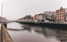 Bron för mummel`-encentmyntet, officiellt den Liffey bron, är en fot- bro som byggs i Maj 1816 över floden Liffey i Dublin, Irela arkivfoton Bron för mummel`-encentmyntet, officiellt den Liffey bron, är en fot- bro som byggs i Maj 1816 över floden Liffey i Dublin, Irela arkivfoton