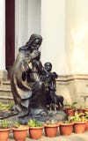 Brons statyn av Jesus Christ i borggård av kyrkan royaltyfri fotografi Brons statyn av Jesus Christ i borggård av kyrkan royaltyfri fotografi