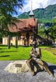 Brons statyn av Sherlock Holmes framme av Sherlock Holmes Museum i Meiringen, Swit royaltyfria bilder Brons statyn av Sherlock Holmes framme av Sherlock Holmes Museum i Meiringen, Swit royaltyfria bilder