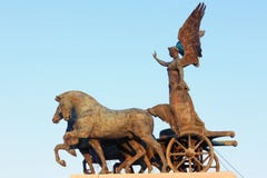 Bronsstandbeeld van Gevleugelde Overwinning op Vittoriano-bovenkant stock afbeeldingen Bronsstandbeeld van Gevleugelde Overwinning op Vittoriano-bovenkant stock afbeeldingen