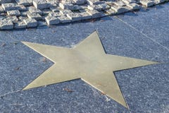 Bronsstjärna i marmortrottoar royaltyfri bild Bronsstjärna i marmortrottoar royaltyfri bild