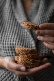 Brood met sesam in handen stock foto's Brood met sesam in handen stock foto's