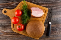 Brood, stuk van borststuk, tomaten, dille op bamboe scherpe raad, mes op houten lijst Hoogste mening stock afbeeldingen Brood, stuk van borststuk, tomaten, dille op bamboe scherpe raad, mes op houten lijst Hoogste mening stock afbeeldingen