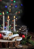 Brood van Stollen het Duitse Kerstmis met Kaarsen 2 royalty-vrije stock afbeelding Brood van Stollen het Duitse Kerstmis met Kaarsen 2 royalty-vrije stock afbeelding