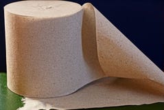 Broodje van grijs toiletpapier op de lijst royalty-vrije stock afbeelding Broodje van grijs toiletpapier op de lijst royalty-vrije stock afbeelding