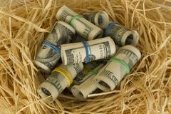 Broodjes van honderd Amerikaanse dollarsrekening die in vogelnest leggen Concept het ei of de besparingen van het pensioneringsne stock foto Broodjes van honderd Amerikaanse dollarsrekening die in vogelnest leggen Concept het ei of de besparingen van het pensioneringsne stock foto