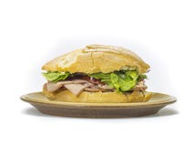 Broodsandwich met vleeskaas en groenten wordt gevuld op een plat die stock foto Broodsandwich met vleeskaas en groenten wordt gevuld op een plat die stock foto