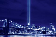 Brooklyn Brigde y las torres de luces foto de archivo Brooklyn Brigde y las torres de luces foto de archivo