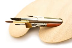 Brosses d'art dans la palette en bois d'isolement sur le blanc image libre de droits Brosses d'art dans la palette en bois d'isolement sur le blanc image libre de droits