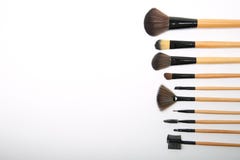 Brosses de maquillage sur la droite latérale de fond blanc images libres de droits Brosses de maquillage sur la droite latérale de fond blanc images libres de droits