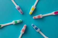Brosses à dents sous forme d'étoile sur un fond bleu photos stock Brosses à dents sous forme d'étoile sur un fond bleu photos stock