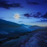 Brouillard froid en montagnes la nuit images stock Brouillard froid en montagnes la nuit images stock