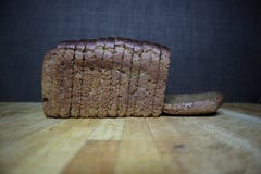 Brown chleb na ciemnym tle obraz stock Brown chleb na ciemnym tle obraz stock