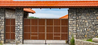 Brown forjou portas automáticas na casa de campo imagem de stock royalty free Brown forjou portas automáticas na casa de campo imagem de stock royalty free