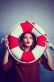 Brown-haired Mädchen Rettungsboot, Seepatrouille lizenzfreies stockbild Brown-haired Mädchen Rettungsboot, Seepatrouille lizenzfreies stockbild