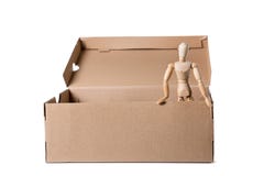 Brown karton z drewnianą mannikin pozycją w nim obraz stock Brown karton z drewnianą mannikin pozycją w nim obraz stock
