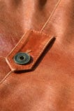 Brown-lederne Beschaffenheit Nützlich als Hintergrund für irgendeine Planungsarbeit Makrofoto eines Knopfes auf der Oberbekleidun Lizenzfreie Stockbilder Brown-lederne Beschaffenheit Nützlich als Hintergrund für irgendeine Planungsarbeit Makrofoto eines Knopfes auf der Oberbekleidun Lizenzfreie Stockbilder