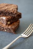 Brownie del chocolate en la pila de tres con la bifurcación de plata imágenes de archivo libres de regalías Brownie del chocolate en la pila de tres con la bifurcación de plata imágenes de archivo libres de regalías